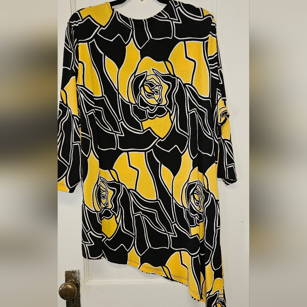 Susan Graver Black and Yellow Floral Tunic 2X - Picture 6 of 8
